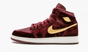 Nike Air Jordan 1 Ret Hi PREM HC GG 'VELVET' Skor Barn Vinröda Metal Guld | 674-HLIOCP